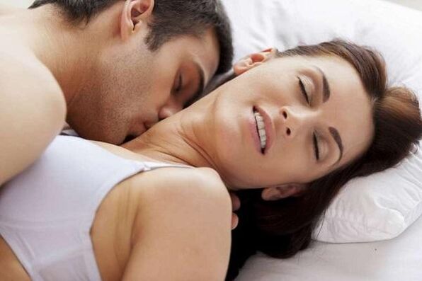 intimité et haut d'un homme avec une émotion sexuelle
